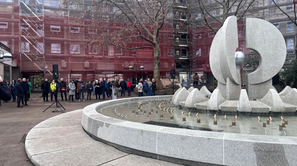 Zur Wiedereinweihung des Kracht-Brunnens kamen am Mittwoch etwa 60 Gäste auf den Neustädter Markt. Foto: CdH