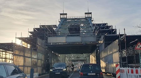 Durch diese tunnelartige Schutzkonstruktion rollt jetzt der Verkehr über die Loschwitzer Brückenhälfte des Blauen Wunders. Steht das komplette Gerüst, verschwindet es unter einer zweilagigen Plane. Foto: Peter Hilbert 