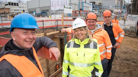 Die Fachleute sind glücklich. Der Durchstich der letzten Bohrung für den Anschlusskanal der Chipindustrie ist an der Königsbrücker Straße geschafft, v.l.: Projektleiter Heiko Nytsch und Tunnelpatin Cornelia Karasek von der Stadtentwässerung sowie Niederlassungschef Frank Schönstädt und Bauleiter Denny Weber von der Spezial-Tiefbaufirma Braumann. Foto: Peter Hilbert