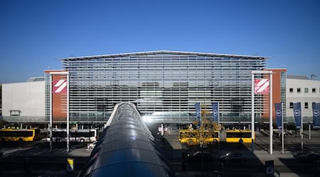 Der Flughafen Dresden steht vor einer Richtungsentscheidung: Ab 2027 will sich Sachsen-Anhalt nicht mehr an den Verlusten beteiligen (Archivbild)  / Foto: Robert Michael/dpa
