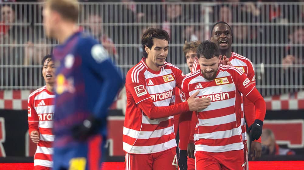 Union's Oliver Burke (r) celebrates his 1:0 goal with his teammates / Photo: Soeren Stache/dpa