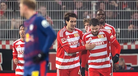 Unions Oliver Burke (r) bejubelt mit seinen Mitspielern sein Tor zum 1:0. / Foto: Soeren Stache/dpa