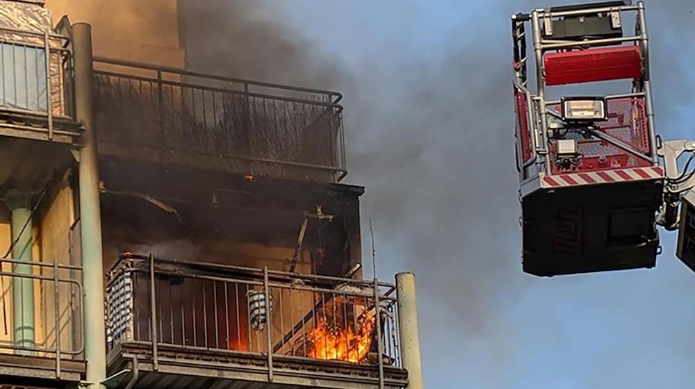 Die Feuerwehr Dresden löscht einen Brand im vierten Stock eines Wohnhauses in der Stauffenbergallee. / Foto: -/Feuerwehr Dresden/dpa
