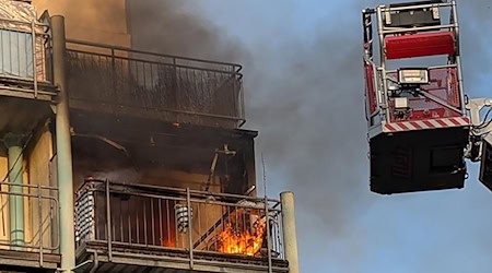 Die Feuerwehr Dresden löscht einen Brand im vierten Stock eines Wohnhauses in der Stauffenbergallee. / Foto: -/Feuerwehr Dresden/dpa