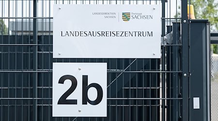 The number of voluntary departures of rejected asylum seekers has risen sharply in Saxony this year (symbolic image).  / Photo: Sebastian Kahnert/dpa