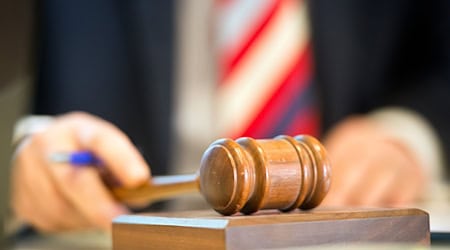 Two prefabricated buildings sold at auction for 899,000 euros. (Symbolic image) / Photo: Daniel Naupold/dpa