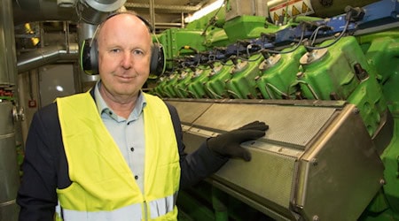 Mit Gehörschutz ausgestattet, zeigt Geschäftsführer Ralf Strothteicher eins der dröhnend laut arbeitenden Blockheizkraftwerke im Klärwerk Kaditz. Mit ihnen können aus dem Faulgas der Faultürme Strom und Wärme gewonnen werden, die auch im Notfall zur Verfügung stehen. Fotos: Peter Hilbert
