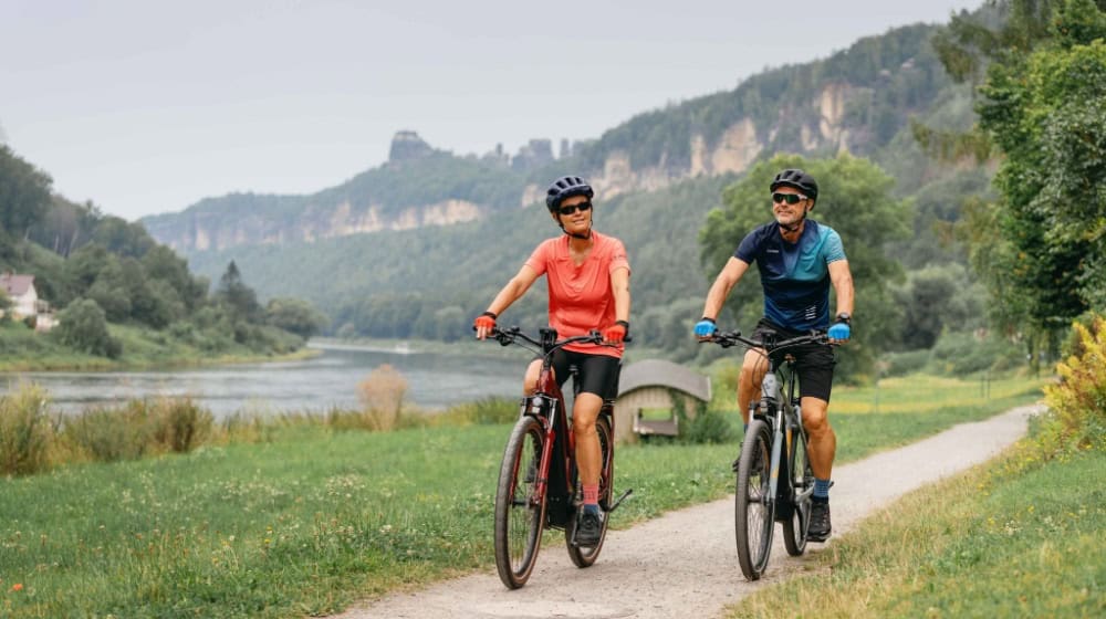  Radfahrer auf dem Elberadweg vor der Schrammsteinkette bei Schmilka. Foto: DZT, Felix Meyer