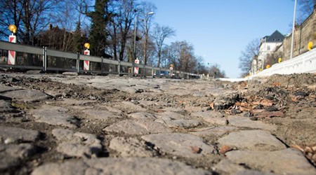 Zwar ist die Stauffenbergallee schon weitgehend asphaltiert, doch im halbseitigen Abschnitt vor der Rudolf-Leonhard-Straße prägt noch immer Holperpflaster das Bild. Wegen der Kälte ist dort der Straßenbau unterbrochen. Fotos: Peter Hilbert