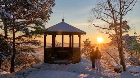 Belohnung für Frühaufsteher: Wer im Winter morgens den Tafelberg Gohrisch erklimmt, erlebt bei Sonnenaufgang diese spektakuläre Aussicht. Der Aufstieg zählt zu den 20 schönsten Winterspaziergängen am Malerweg. Foto: Yvonne Brückner