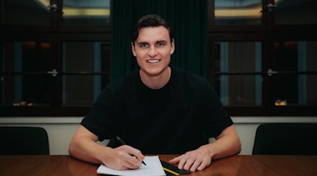 Thomas Keller bei der Vertragsunterschrift. (Bild: SG Dynamo Dresden)