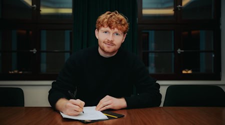 Robert Wagner bei der Vertragsunterschrift. (Bild: SG Dynamo Dresden)