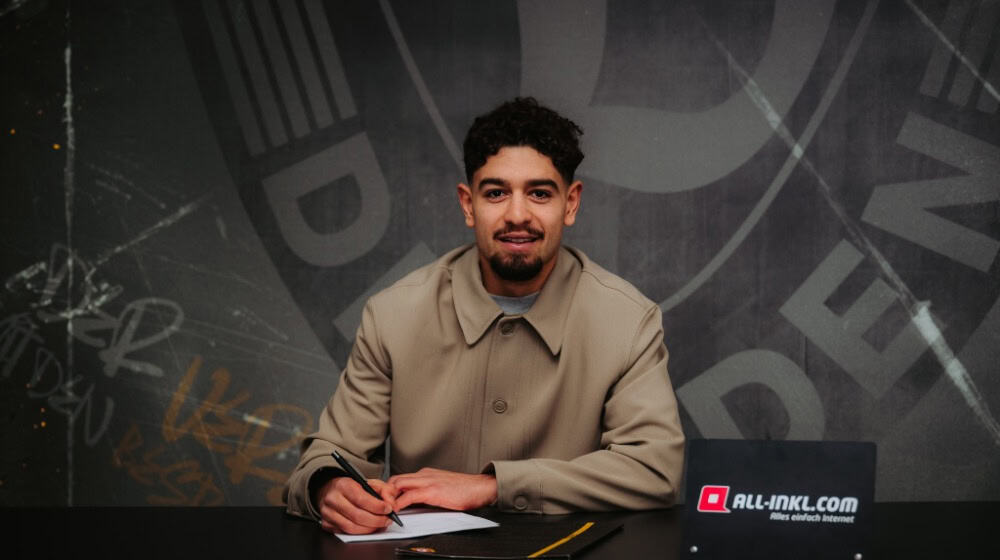 Ben Bobzien bei seiner Vertragsunterschrift am Freitag. (Bild: SG Dynamo Dresden)