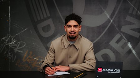 Ben Bobzien bei seiner Vertragsunterschrift am Freitag. (Bild: SG Dynamo Dresden)