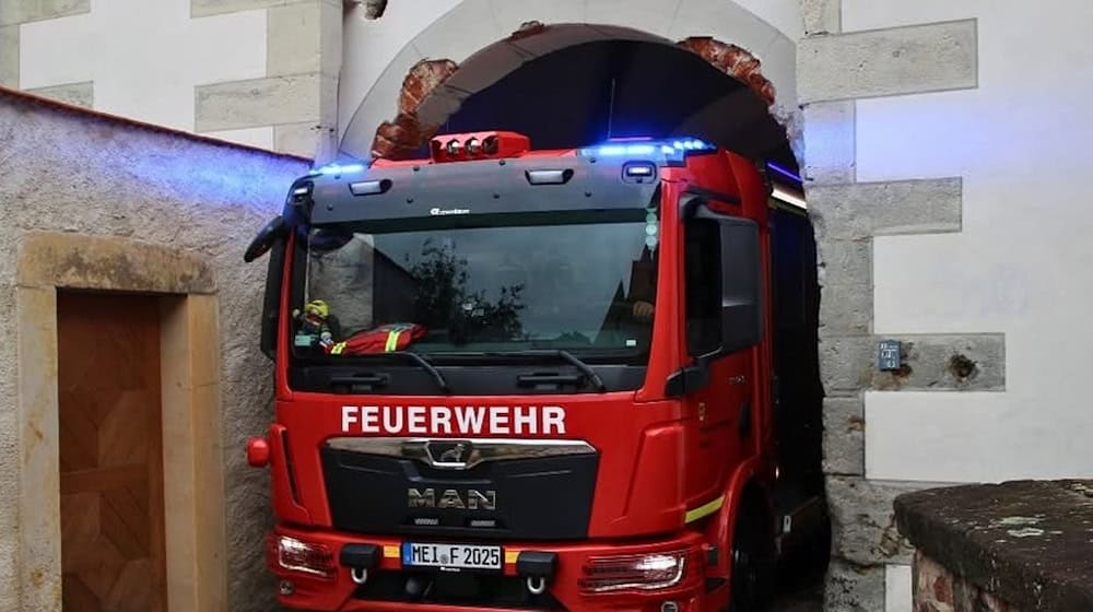 Extrem eng. Das neue Fahrzeug MLF der Meißner Feuerwehr am Tordurchgang der Meißner Albrechtsburg. Foto: Feuerwehr 