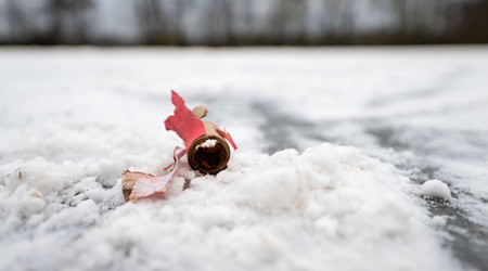 In Dresden-Neustadt hat sich ein 15-Jähriger beim Zünden eines Böllers verletzt. (Symbolbild) / Foto: Pia Bayer/dpa