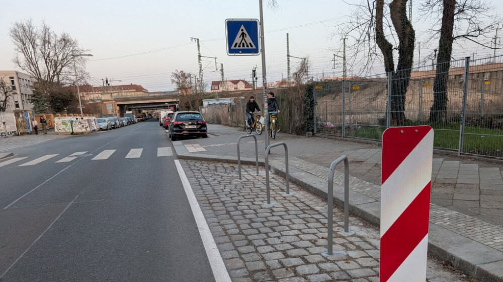 Die im Dezember platzierten neuen Radbügel in der Dresdner Neustadt verursachen deutlich weniger Diskussionen als jene, die im selben Zeitraum in Cotta installiert wurden. Foto: Landeshauptstadt Dresden