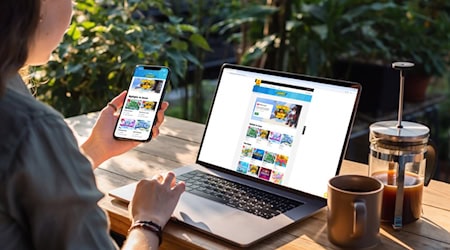 Frau nutzt Smartphone und Laptop im Garten, um die digitalen GAMES von Sachsenlotto zu spielen