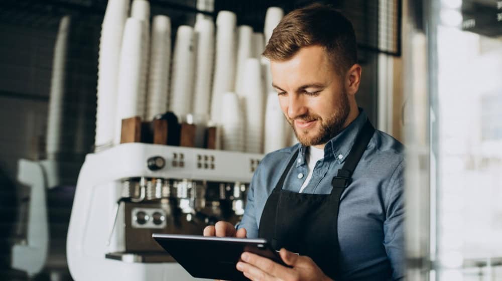 Mit modernen Kassensystemen können Gastronomen Bestellungen schnell und unkompliziert erfassen – für einen reibungslosen Ablauf und zufriedene Gäste. / Foto: senivpetro auf freepik.com