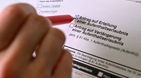 A 34 extranjeros obligados a abandonar el país se les permitió quedarse en 2025 como casos de penuria. (Imagen simbólica) / Foto: Martin Schutt/dpa