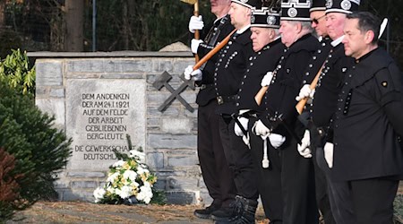 Mitglieder der Knappschaft des Lugau-Oelsnitzer Steinkohlereviers gedenken der Opfer der schweren Grubenexplosion im Jahr 1921.  / Foto: Sebastian Willnow/dpa