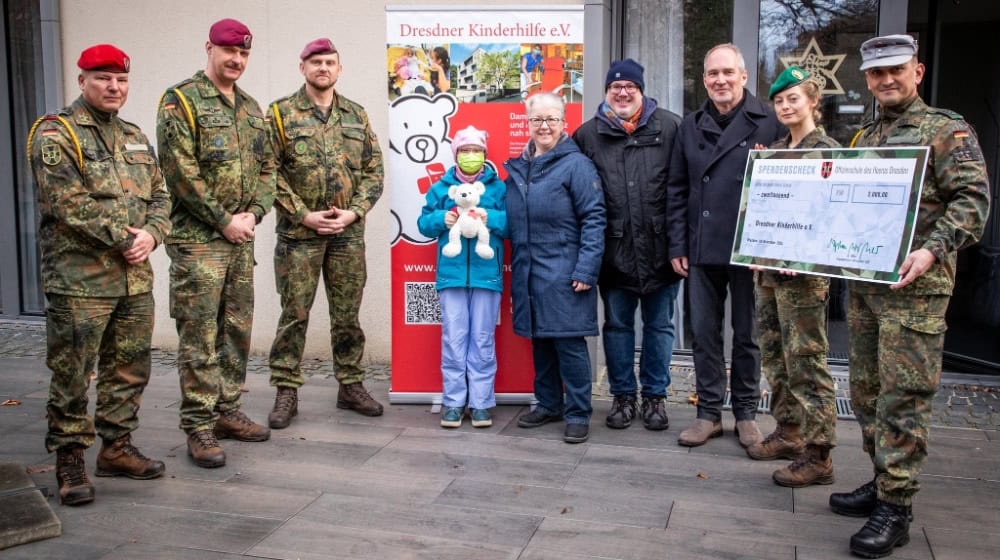 Spendenübergabe an die Dresdner Kinderhilfe. Foto: Bundeswehr/Pilz