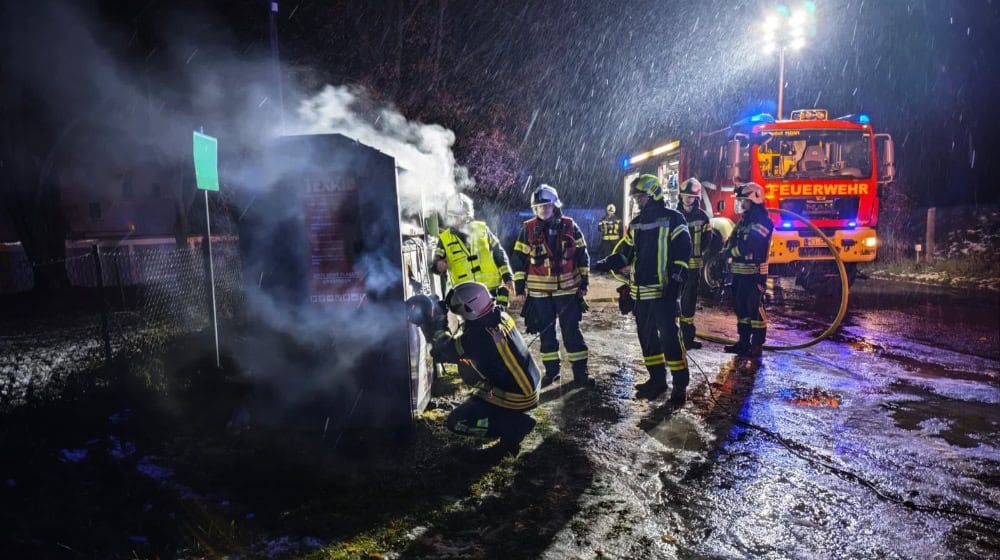 Röhrsdorf: Altkleidercontainer in Brand. Foto: Feuerwehr Klipphausen