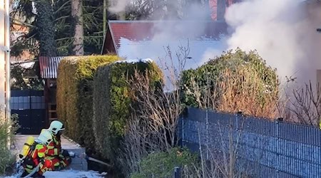 Feuer dicht am Wohnhaus in Auer. Foto: Feuerwehr Moritzburg