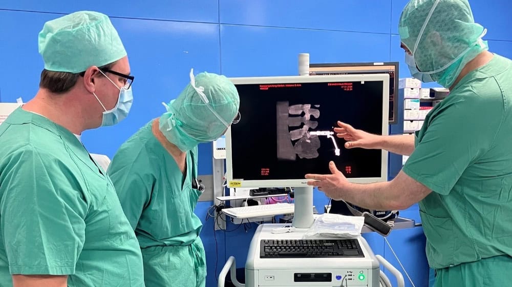 Modernste OP-Technik für die Wirbelsäule. Foto: Elblandkliniken Meißen
