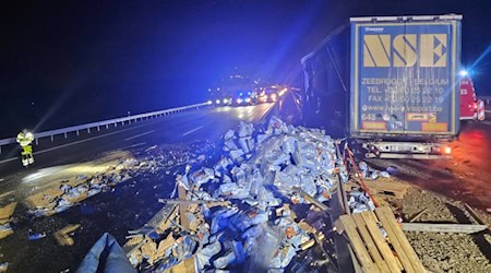 Ladung auf der Autobahn. Foto: Feuerwehr Tannenberg