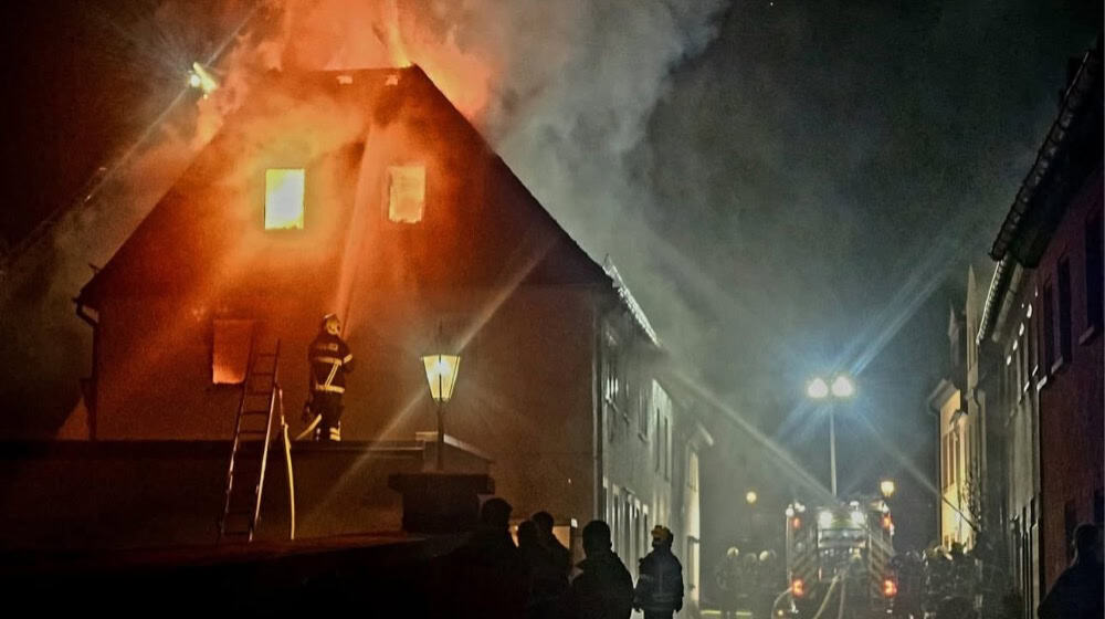 Wohnhaus in Rochlitz in Flammen. Foto: Feuerwehr Zettlitz