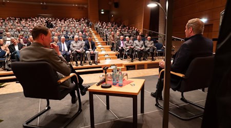 Heeresinspekteur Christian Freuding und Buchautor vor Offizierschülern zum Thema Russlandpolitik. Foto: Bundeswehr/Gräf