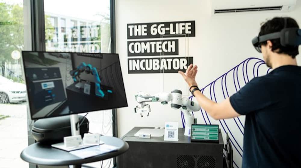 One aim of the "6G-life²" research project is to support start-ups such as bitteiler, shown here with a VR application. © TUD/Sebastian Weingart