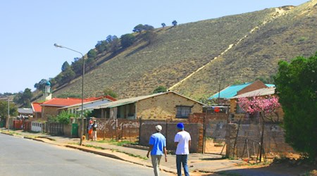 Im Witwatersrand-Becken bei Johannesburg leben Familien direkt neben Abraumhalden aus dem Goldbergbau. Der aufgewirbelte Staub enthält giftiges Uran. ©  Angela Mathee