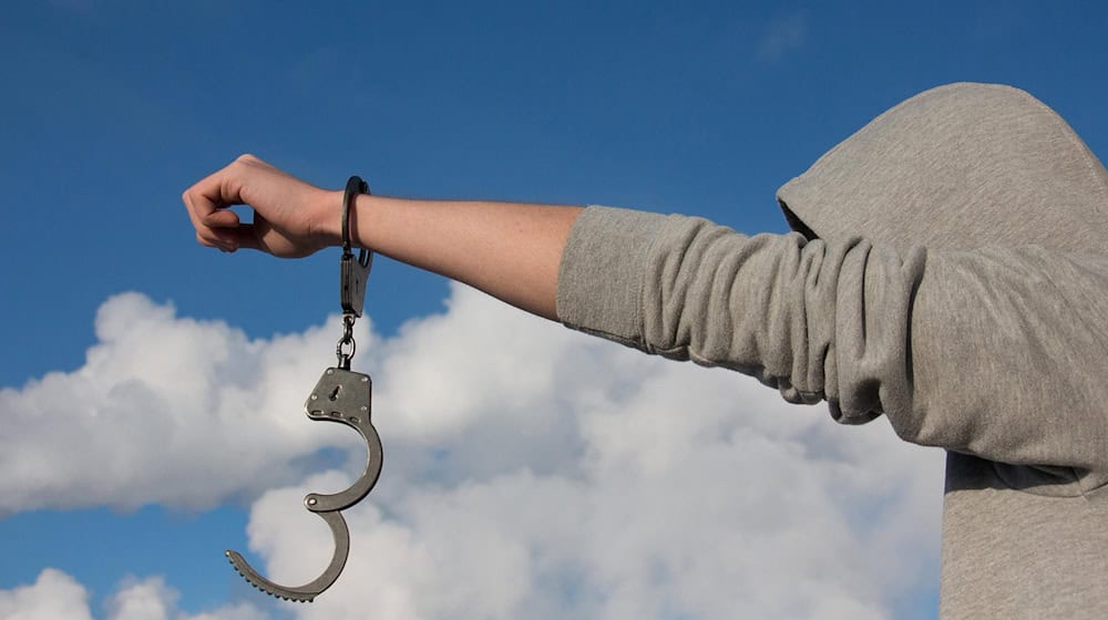 Symbolbild Handschellen / pixabay lechenie-narkomanii