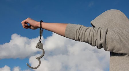 Symbolbild Handschellen / pixabay lechenie-narkomanii