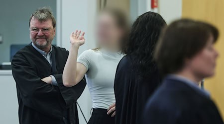 Aus den Reihen der Zuschauer kam es vor Prozessbeginn zu Sympathiebekundungen für die Angeklagten. / Foto: Oliver Berg/dpa