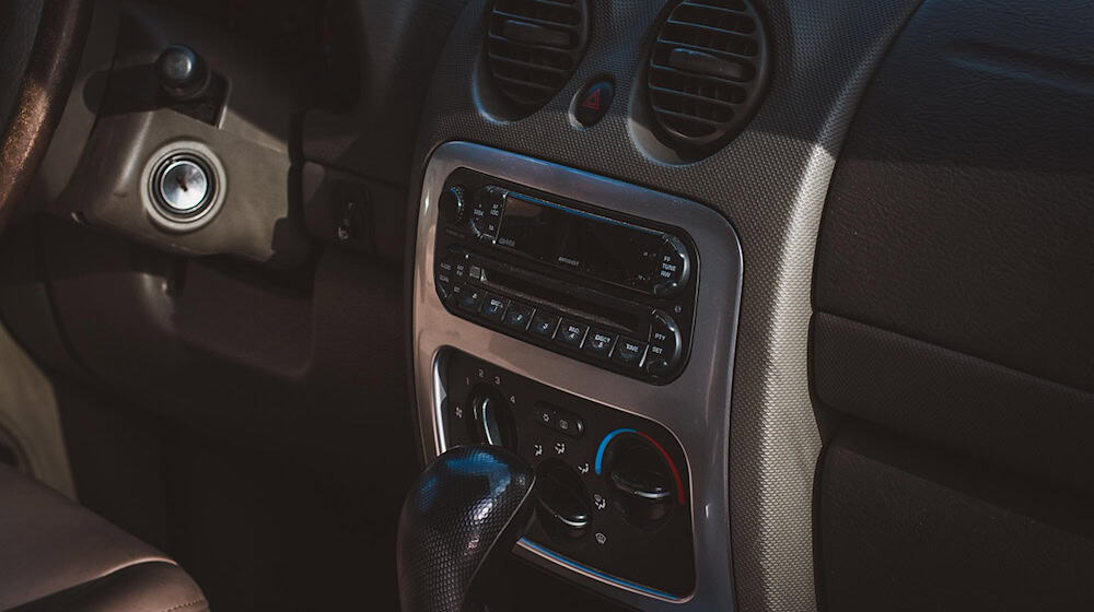 Eigentlich nicht mehr im Fokus von Autoeinbrechern: das klassische Autoradio. Symbolfoto: pixabay/Pezibear