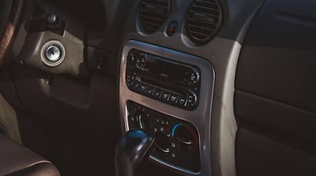 Eigentlich nicht mehr im Fokus von Autoeinbrechern: das klassische Autoradio. Symbolfoto: pixabay/Pezibear