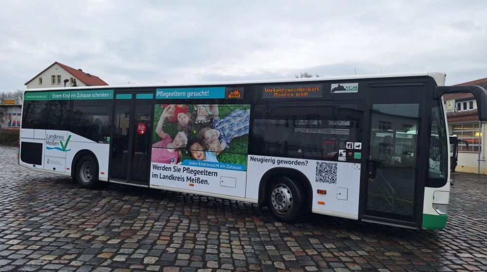 Der Bus der VGM mit dem Aufruf Pflegeeltern zu werden. Foto: SD Verkehrswerbung