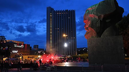 Pohlad na Congresowy hotel njedaloko Karla Marxoweho monumenta w Kamjenicy (archiwny wobraz) / Foto: Hendrik Schmidt/dpa-centralny wobraz/dpa