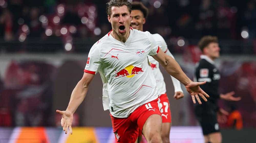 Willi Orban celebrates his first Bundesliga goal of the season / Photo: Jan Woitas/dpa