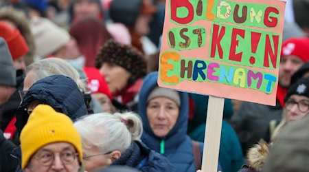 Beschäftigte aus dem Bildungsbereich demonstrieren in Leipzig für bessere Arbeitsbedingungen und höhere Einkommen. / Foto: Jan Woitas/dpa
