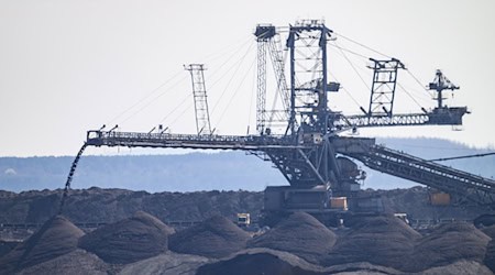 Ein Förderband in der Arbeitskette des Tagebaus löst einen Großeinsatz der Feuerwehr aus. (Archivbild) / Foto: Robert Michael/dpa