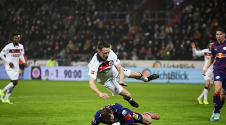 Strafstoß in der Nachspielzeit: Leipzigs David Raum (unten) foult St. Paulis Angreifer Martijn Kaars (oben)- / Foto: Christian Charisius/dpa