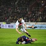 Strafstoß in der Nachspielzeit: Leipzigs David Raum (unten) foult St. Paulis Angreifer Martijn Kaars (oben)- / Foto: Christian Charisius/dpa