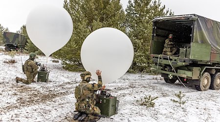 Die Bundeswehr übt das Abwerfen von Flugblättern. / Foto: Frank Hammerschmidt/dpa