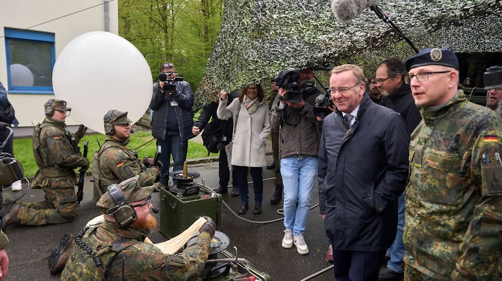 The Bundeswehr practicing dropping leaflets in eastern Saxony. (Archive photo) / Photo: Thomas Frey/dpa