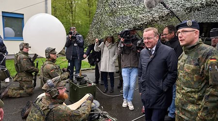 Die Bundeswehr übt das Abwerfen von Flugblättern in Ostsachsen. (Archivbild) / Foto: Thomas Frey/dpa