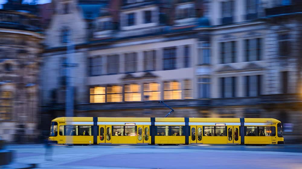 Buses and trains run in Dresden despite icy conditions. (Symbolic image) / Photo: Robert Michael/dpa